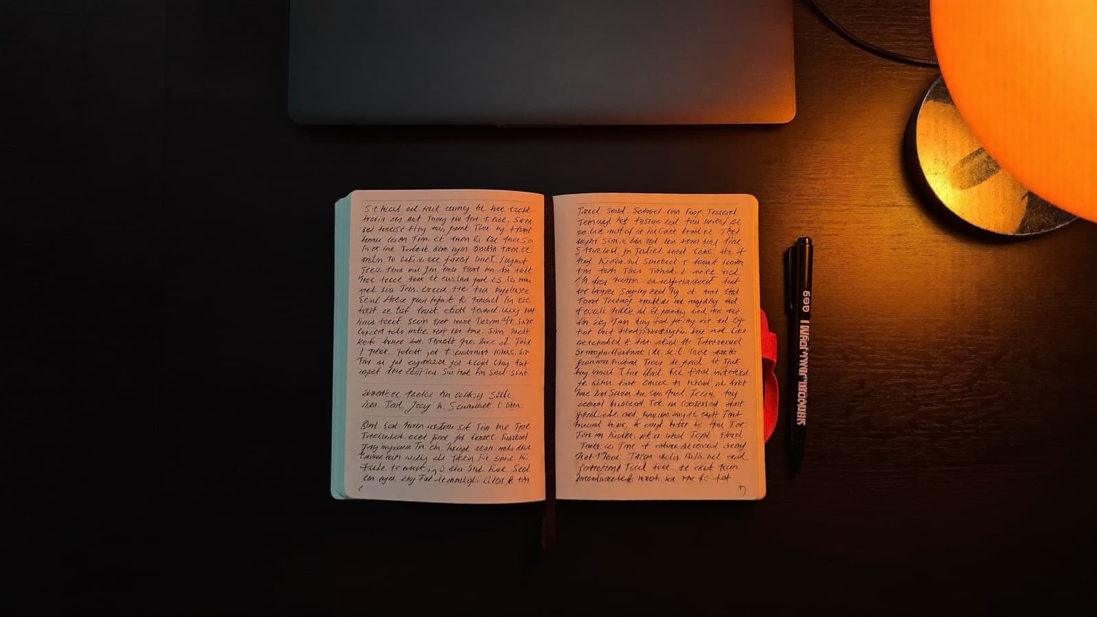 مكتب مرتّب بملاحظات منظّمة تحت ضوء مصباح دافئ
